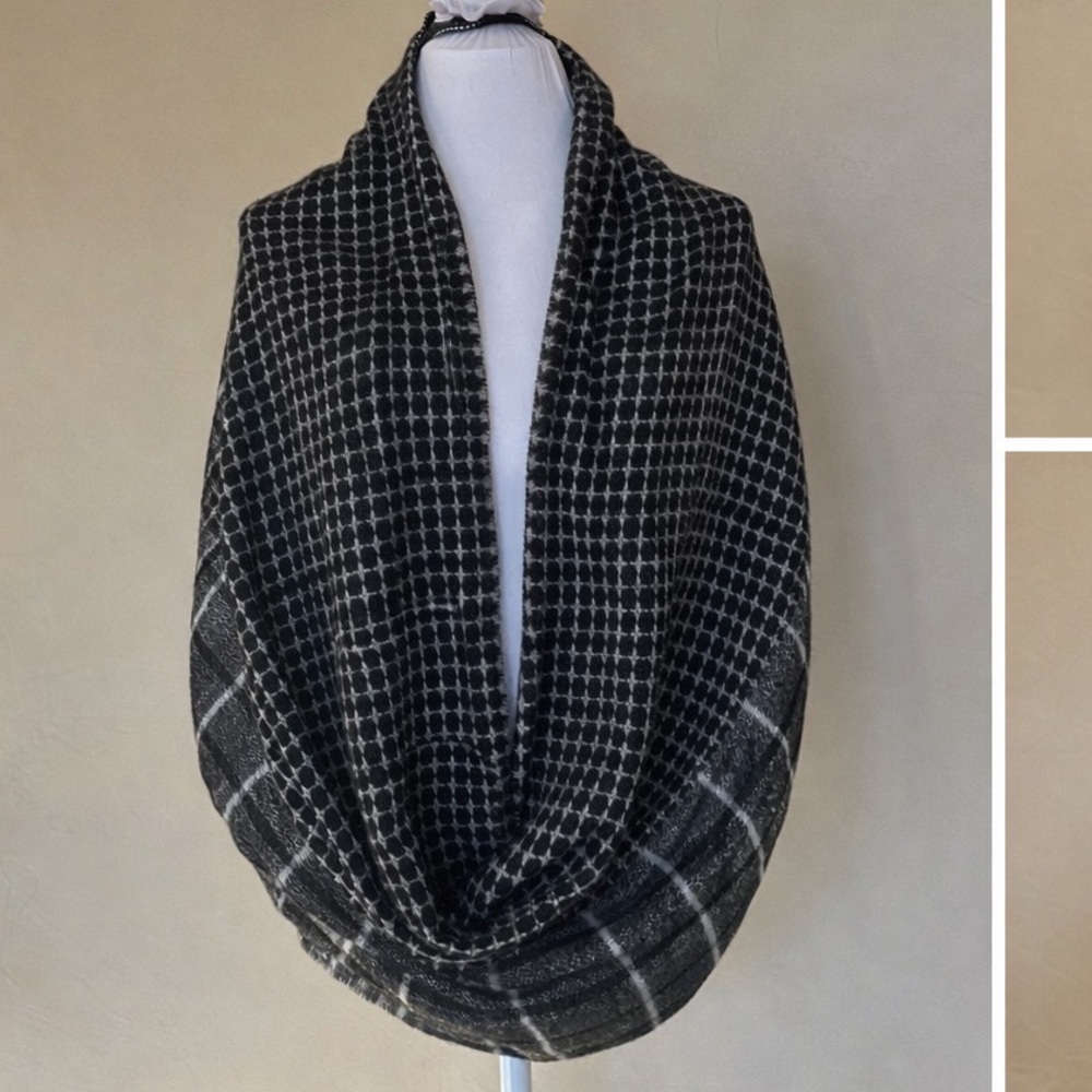 NWT Maurices Infinity Scarf Black and White Patterned sweater knit multi-way - Picture 11 of 15
